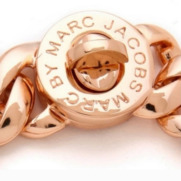 🎁MARC JACOBS KATIE GOLD LINK TWIST LOCK BRACELET  NWT & DUSTBAG - Picture 4 of 5
